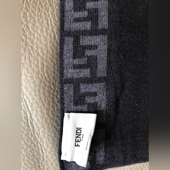 FENDI ZUCCA 100% wool scarf - Picture 2 of 6